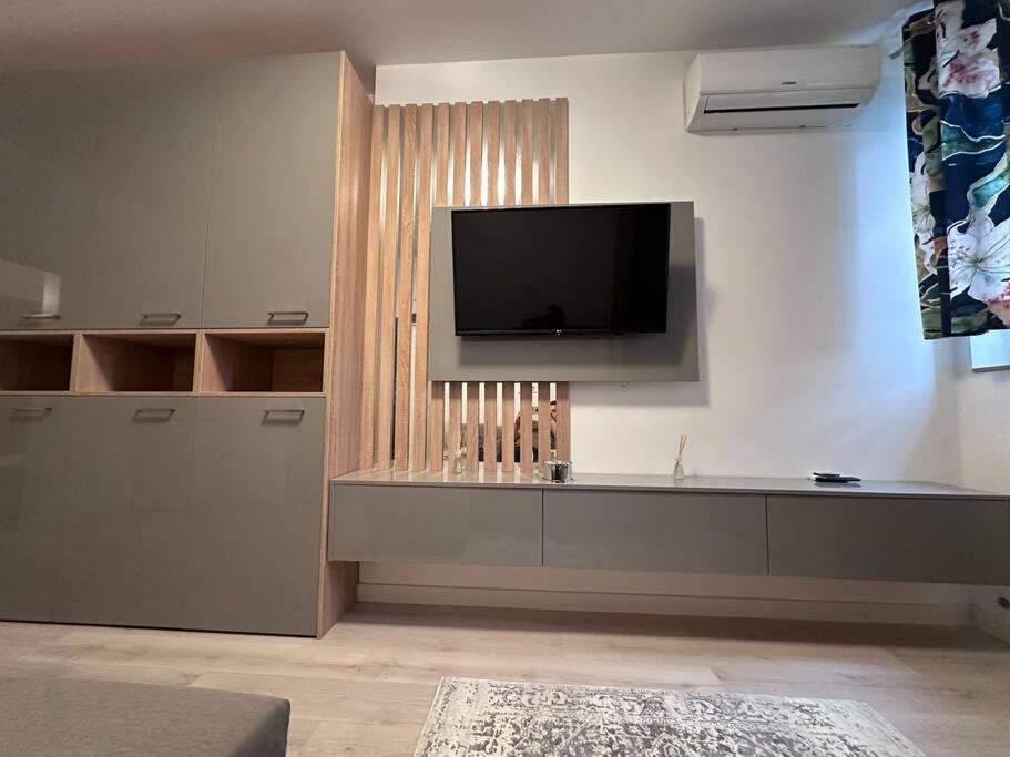 Cozy 1 Bedroom Apartment! Bukarest Exterior foto
